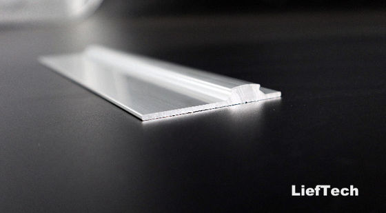 Rura z profilem aluminiowym z zespołem śrubokrętu na krawędzi