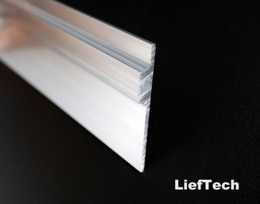 Rura z profilem aluminiowym z zespołem śrubokrętu na krawędzi