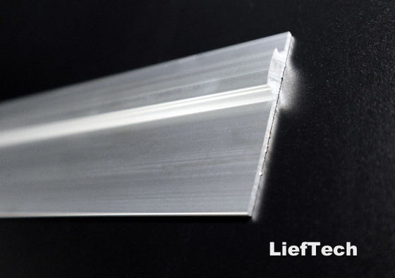 Rura z profilem aluminiowym z zespołem śrubokrętu na krawędzi